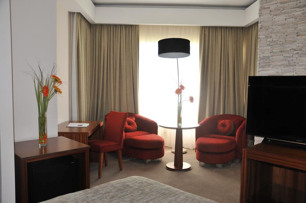 Antu Malal Hotel Plaza Huincul Exterior photo
