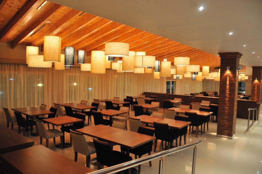 Antu Malal Hotel Plaza Huincul Exterior photo