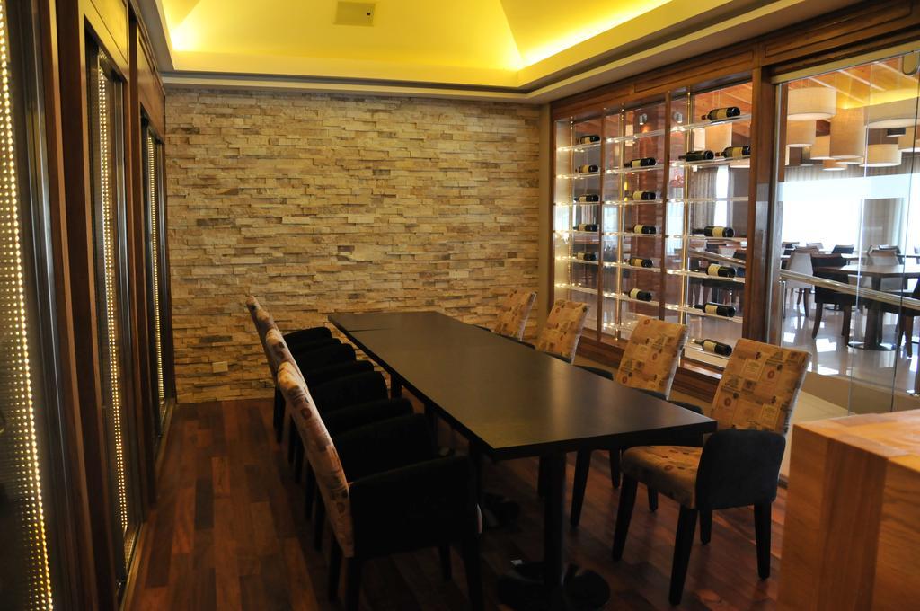 Antu Malal Hotel Plaza Huincul Exterior photo