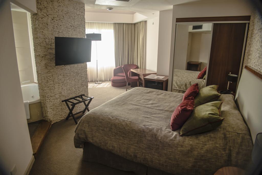 Antu Malal Hotel Plaza Huincul Exterior photo