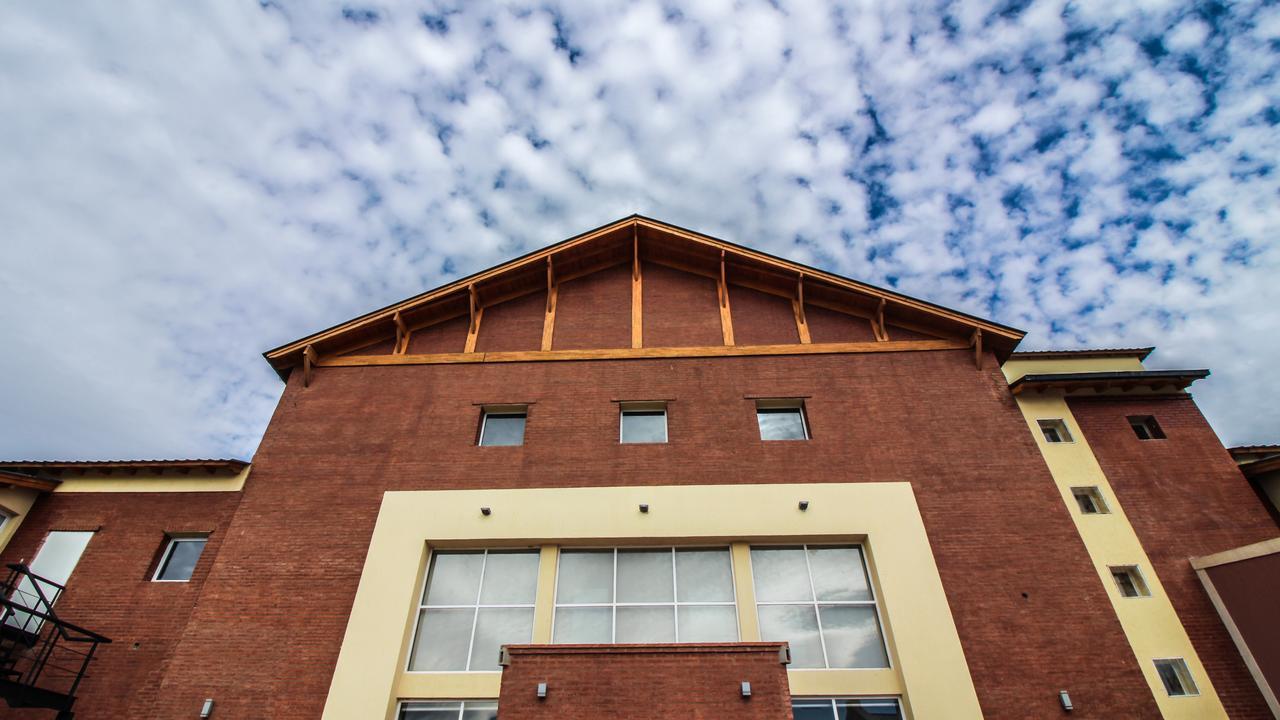 Antu Malal Hotel Plaza Huincul Exterior photo